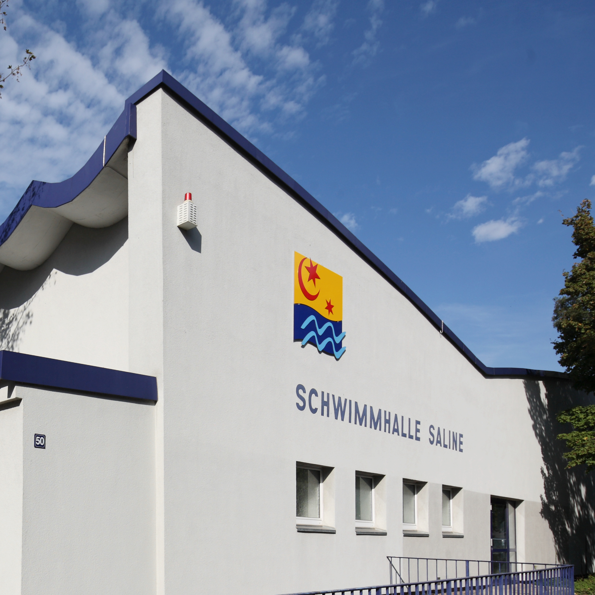 Die Salineschwimmhalle in der Außenansicht.