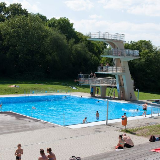 Schwimmbecken des Nordbads inklusive Sprungturm.