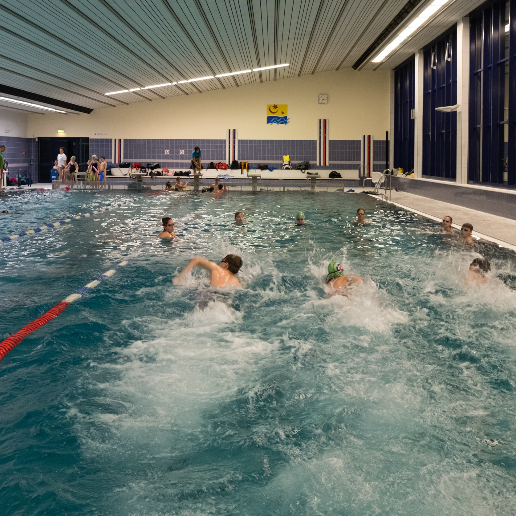 Mehrere Kinder schwimmen im Becken der Schwimmhalle Saline.