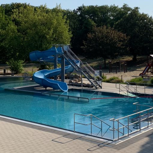 Das Nichtschwimmerbecken im Freibad Saline mit Rutsche.