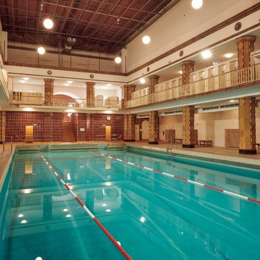 Die große Männerhalle mit dem rechteckigem Schwimmbecken ist zu sehen.