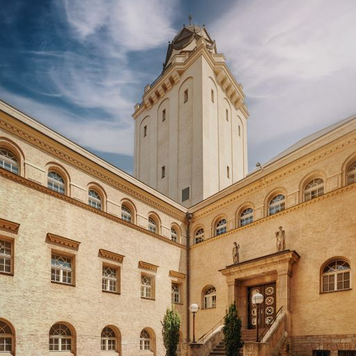 Zu sehen ist der ikonische Turm des Stadtbads von unten fotografiert.