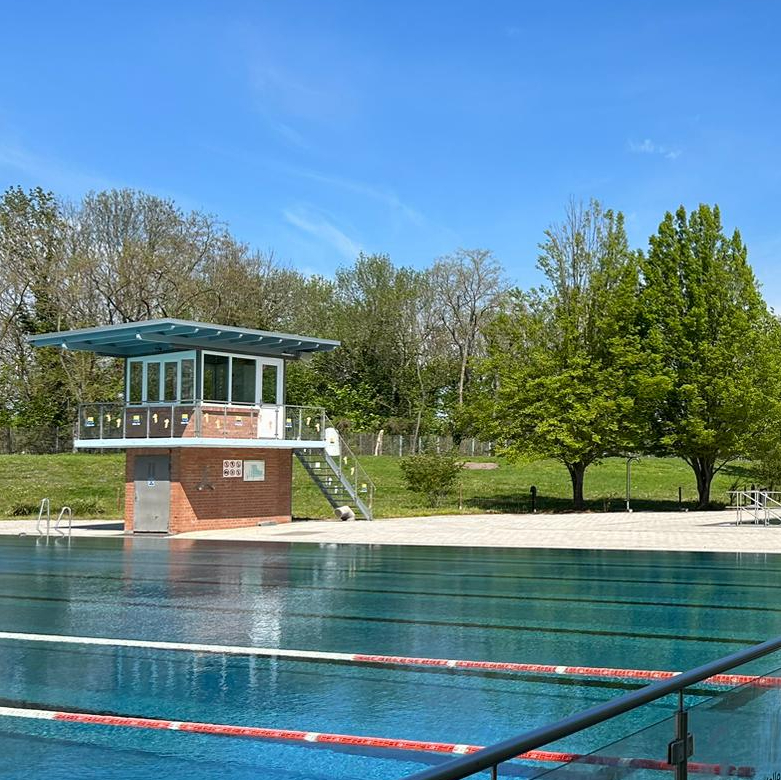 Das Becken im Freibad Saline mit dem Turm der Rettungsschwimmer.