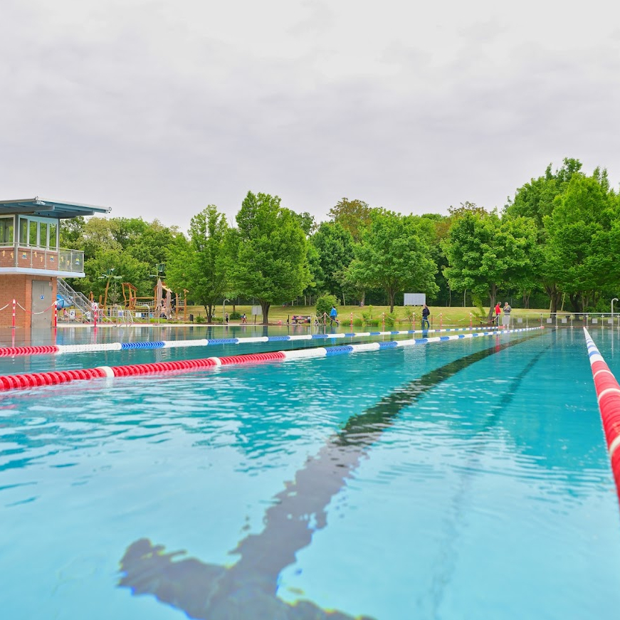 Das Becken im Freibad Saline mit dem Turm der Rettungsschwimmer.