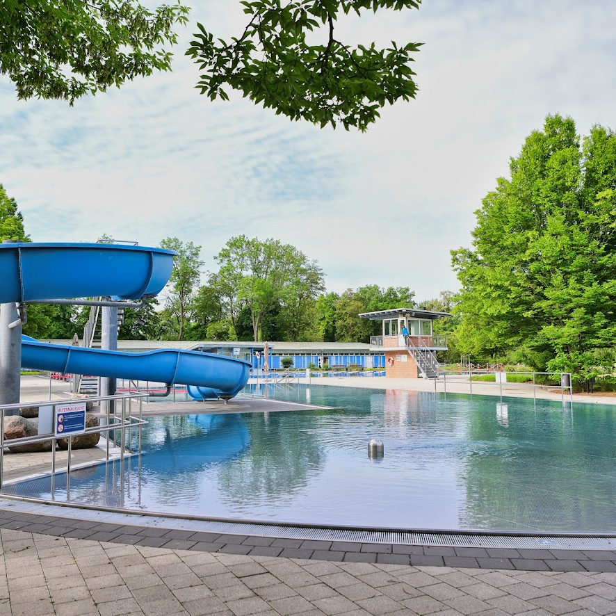 Das Nichtschwimmerbecken im Freibad Saline mit Rutsche.