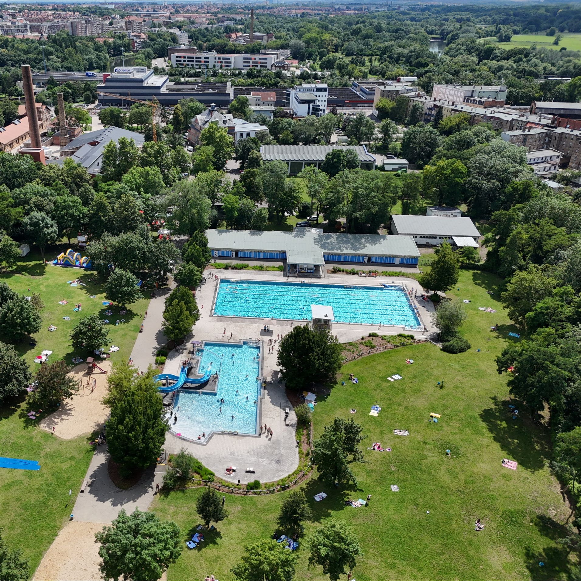 Eine Luftaufnahme vom Freibad Saline 