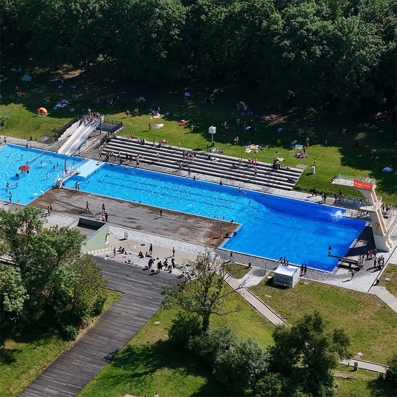 Das große Becken des Nordbads aus der Luft.